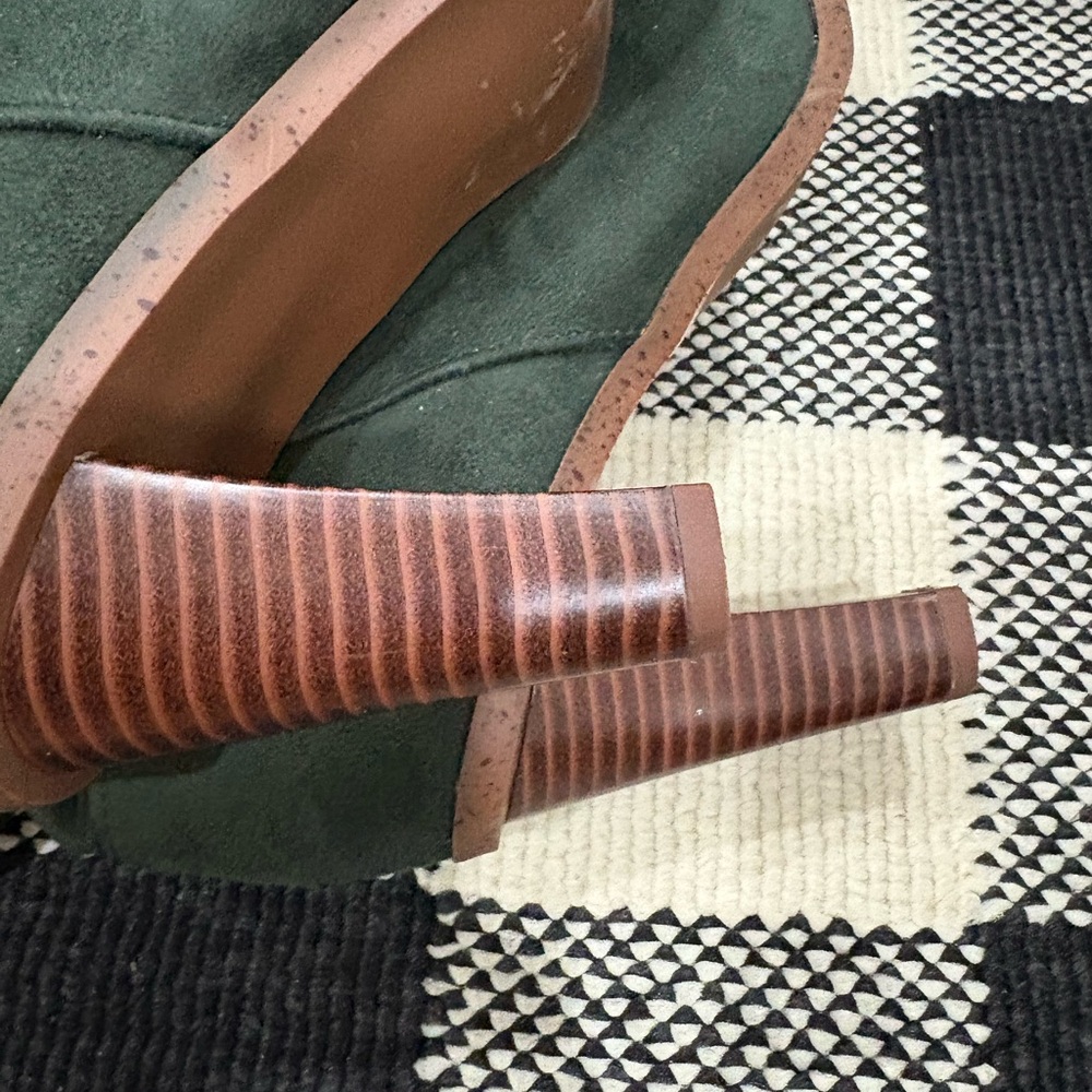 💥 SALE💥 Green Suede Boots, Excellent Condition - Picture 3 of 7